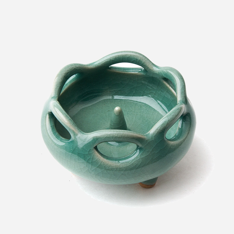 작은 투각촛대 - 촛대 청자 투각으로 멋을 낸,  비색이 더욱 아름다운답게 느껴지는 제품