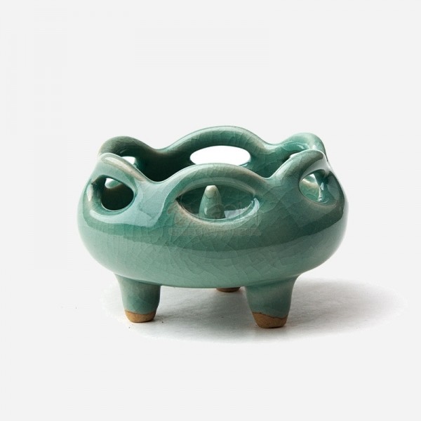 작은 투각촛대 - 촛대 청자 투각으로 멋을 낸,  비색이 더욱 아름다운답게 느껴지는 제품