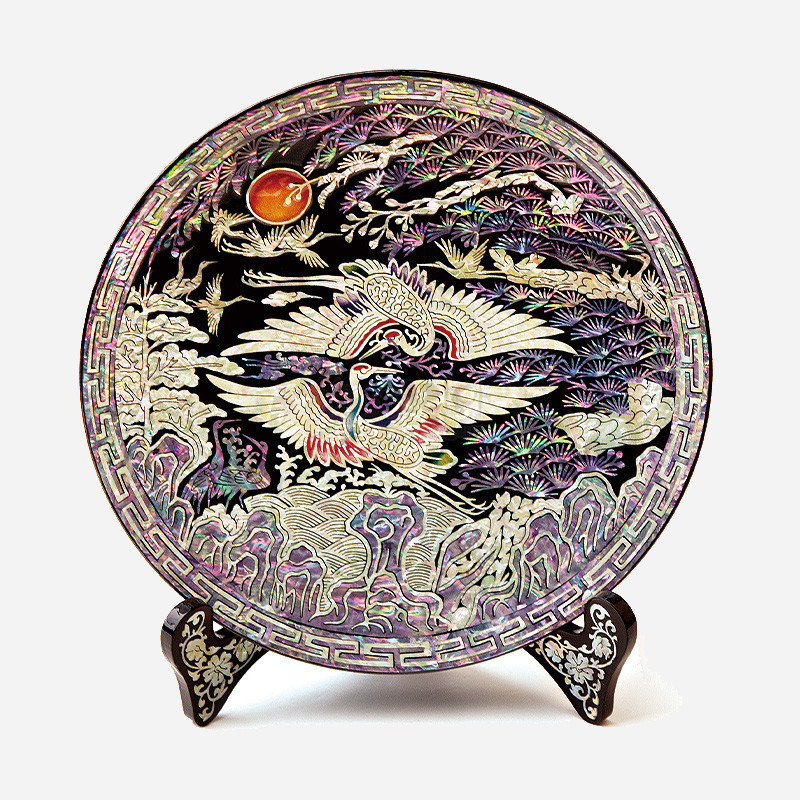 나전칠기 오브제-쟁반 정원속 쌍학 - 자개를 이용하여 소나무와 쌍학의 모습을 담은 소형 나전칠기 원형쟁반 입니다. 고급 받침이 함께 제공됩니다.