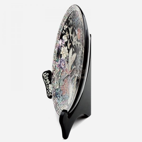 나전칠기 오브제-쟁반 송학의 정원 - 자개를 이용하여 소나무와 쌍학의 모습을 담은 소형 나전칠기 원형쟁반 입니다. 고급 받침이 함께 제공됩니다.