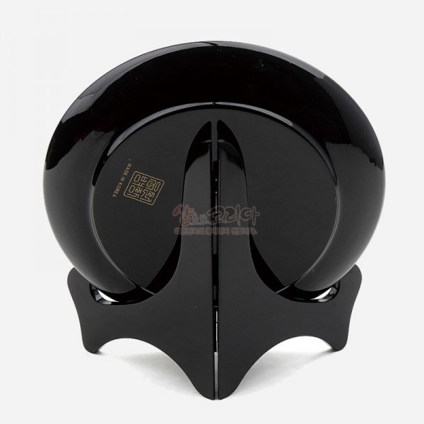 나전칠기 오브제-쟁반 송학의 정원 - 자개를 이용하여 소나무와 쌍학의 모습을 담은 소형 나전칠기 원형쟁반 입니다. 고급 받침이 함께 제공됩니다.