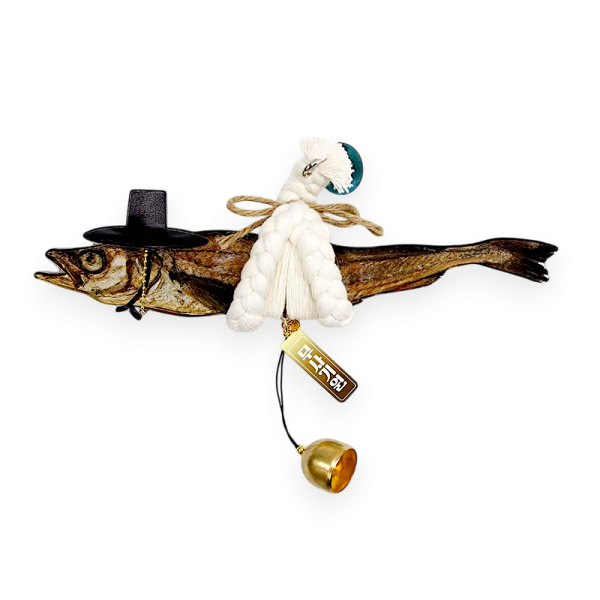 액막이 갓을 쓴 명태 장식품(대)